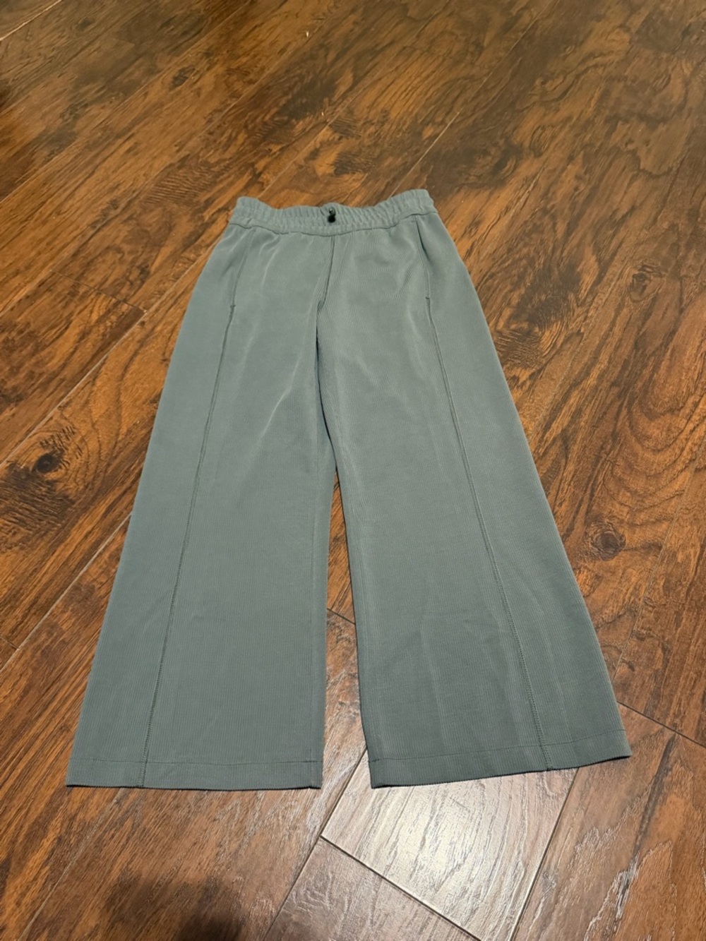 Lululemon women’s  ribbed softstreme mid rise wide leg cropped pant 25” size 4